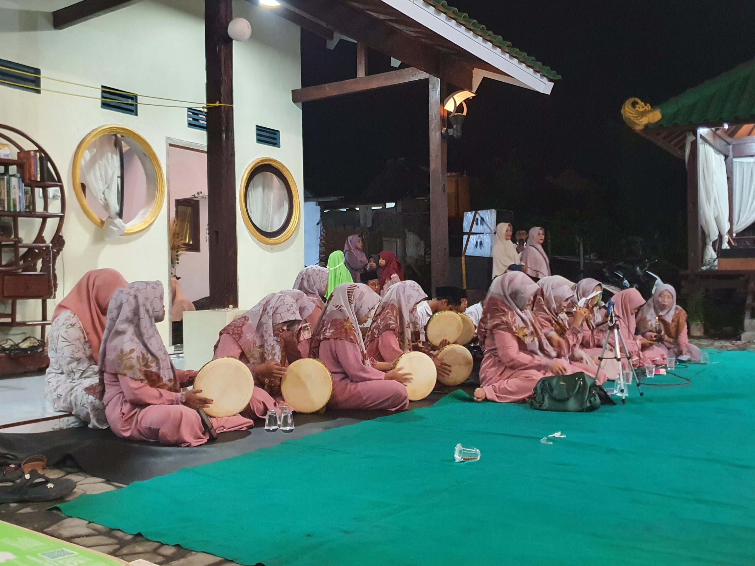 Hadroh dan santunan pada 10 Muharrom