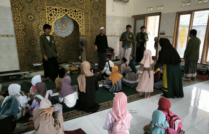 Edukasi Pembuatan Sabun dari Minyak Jelantah oleh tim KKNT UPN Veteran Jatim